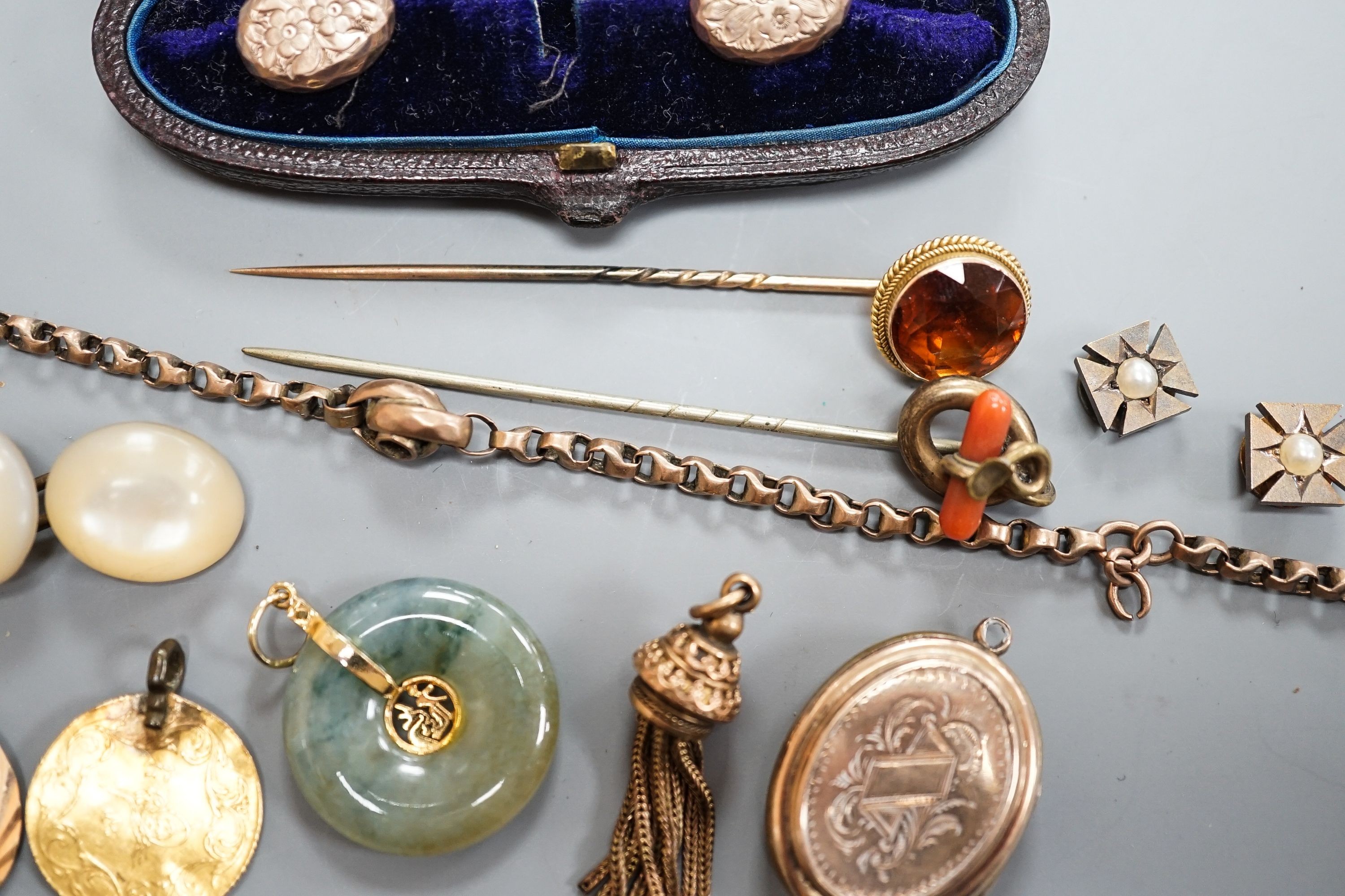 Minor jewellery including a 9ct chain(a.f.), 11.7 grams, a Persian gold coin pendant, gross 2 grams, a yellow metal pendent stamped '14', 1.8 grams and other jewellery including a jade pendant, two stick pins, cased butt